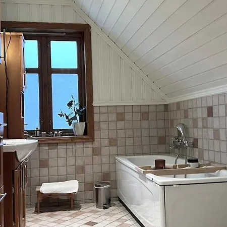 Stort Hus Med Hage I Rolige Omgivelser *