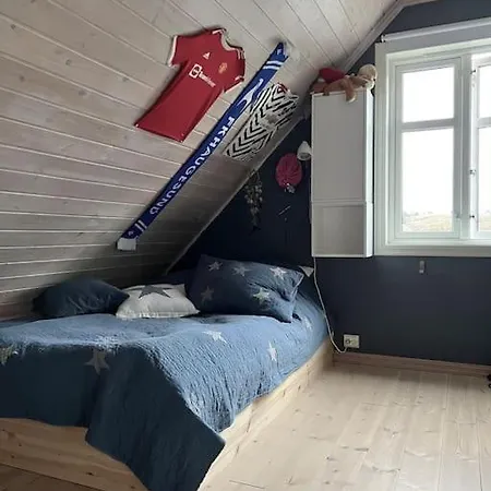 Stort Hus Med Hage I Rolige Omgivelser *