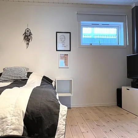 Stort Hus Med Hage I Rolige Omgivelser Kopervik