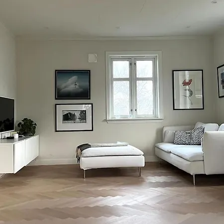 Stort Hus Med Hage I Rolige Omgivelser