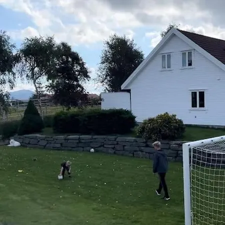 Stort Hus Med Hage I Rolige Omgivelser * Kopervik